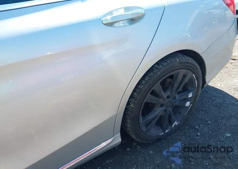 2016 Mercedes-Benz C 300 Luxury/Sport z USA, uszkodzony, nr VIN 55SWF4JB7GU098843